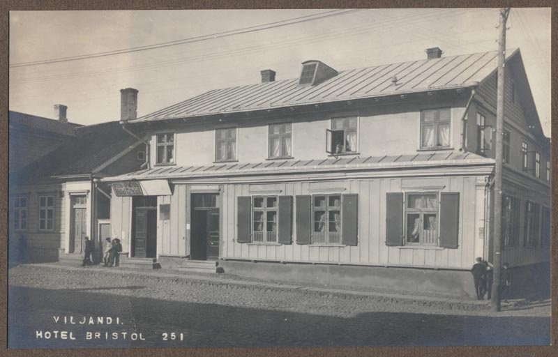 foto albumis, Viljandi, hotell Bristol, raekoja vastas, u 1915, foto J. Riet