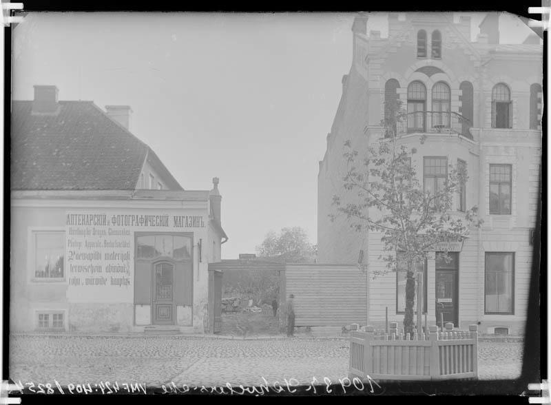 fotonegatiiv, Viljandi, turuplats, Schoeleri apteek (vasakul), Grand-Hotel, Renniti trükikoda ja raamatukauplus, 1910, foto J. Riet