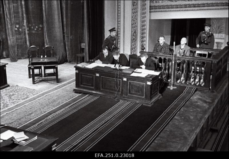 Sõjaroimarid J. Viik ja R. Gerrets süüpingis. Küsimustele vastab R. Gerrets. Esiplaanil kaitsjad.