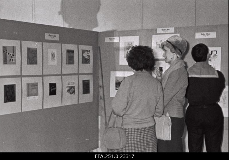 Raamatugraafika ja karikatuuride näitusel Kunstihoones.