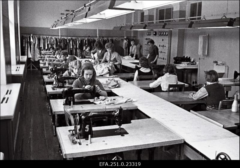 Tallinna Kergetööstuse Tehnikumi isemajandav õmblustöökoda.