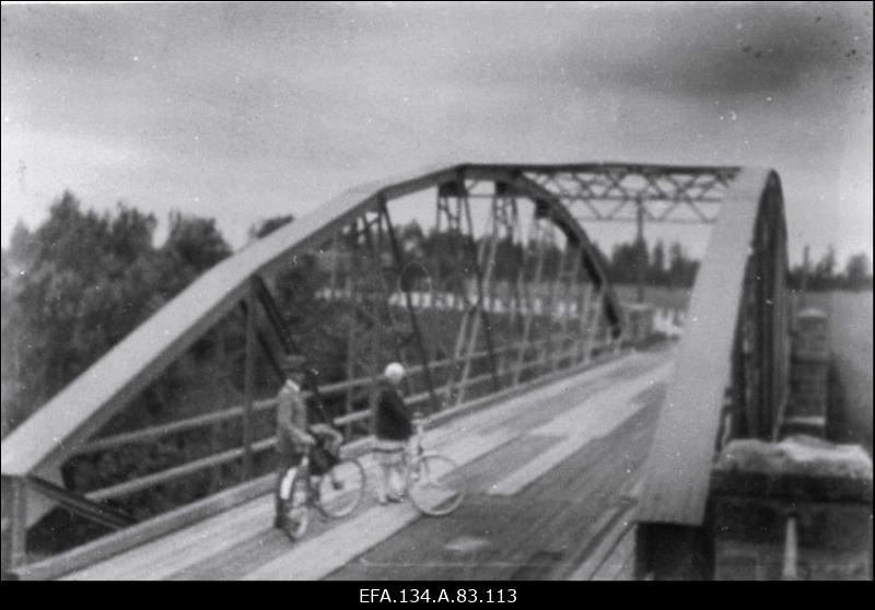 Üliõpilasseltsi Raimla vilistlane August Muuga abikaasaga jalgrattamatkal. Sindi sild.