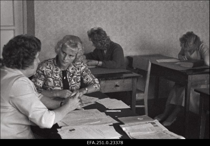 Kommunistlik noor Mai Anderson sisseastumiseksamil inglise keele õpetaja Miralda Toompargi juures Tallinna Pedagoogilises Instituudis.