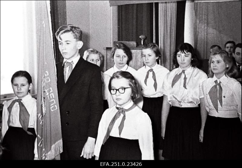 Pioneerid tervitamas Valga tööstusliku tootmise piirkonna komsomoliorganisatsiooni I konverentsi delegaate.