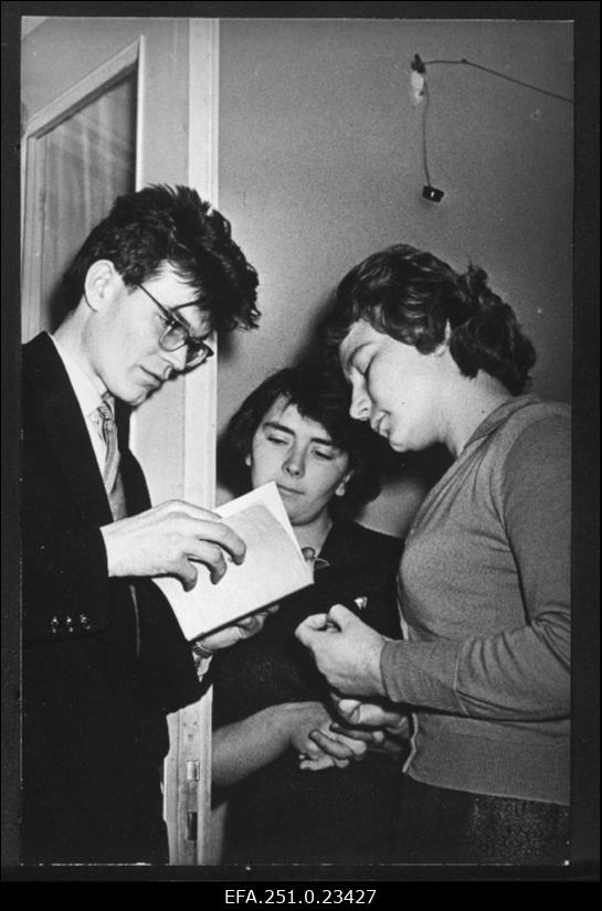 Võru Gaasianalüsaatorite Tehase montaažitsehhi komsomoliorganisatsiooni sekretär, aparaadihäälestaja Stanislav Tatrik peab õlgelementide osakonna brigadiri Edvi Babitševa ja mehhaanikatsehhi treiali Babitševaga nõu ettekande kohta Valga tööstusliku tootmise piirkonna I komsomolikonverentsil.