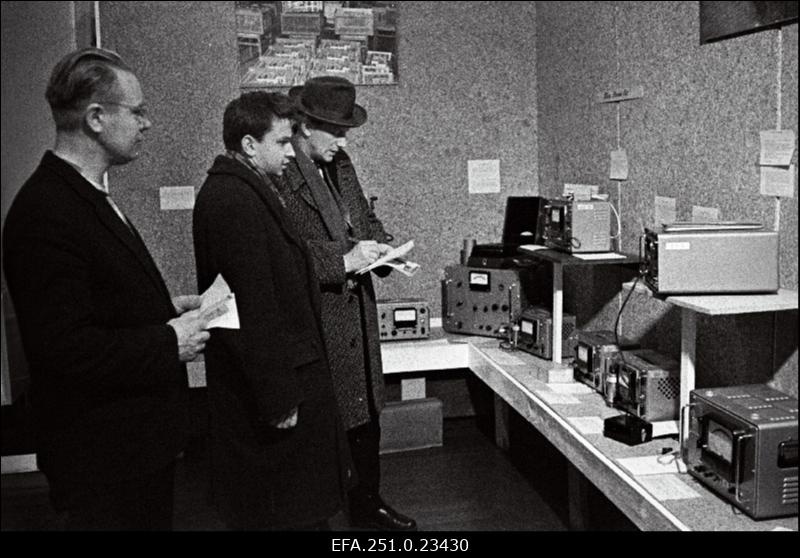 Vabariigi aparaadiehituse ettevõtete toodangu ülevaatenäitus.