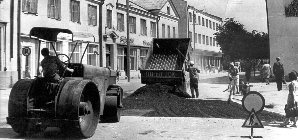 Foto. Võru linnas Lenini- Tartu tn ristmiku asfalteerimine. 1970- nd a.