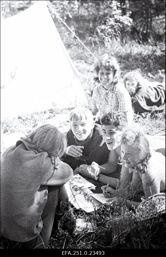 Tallinna 21. Keskkooli kommunistlikud noored telklaagris vabariiklikul kommunistlike noorte IV kokkutulekul Keila-Joal.