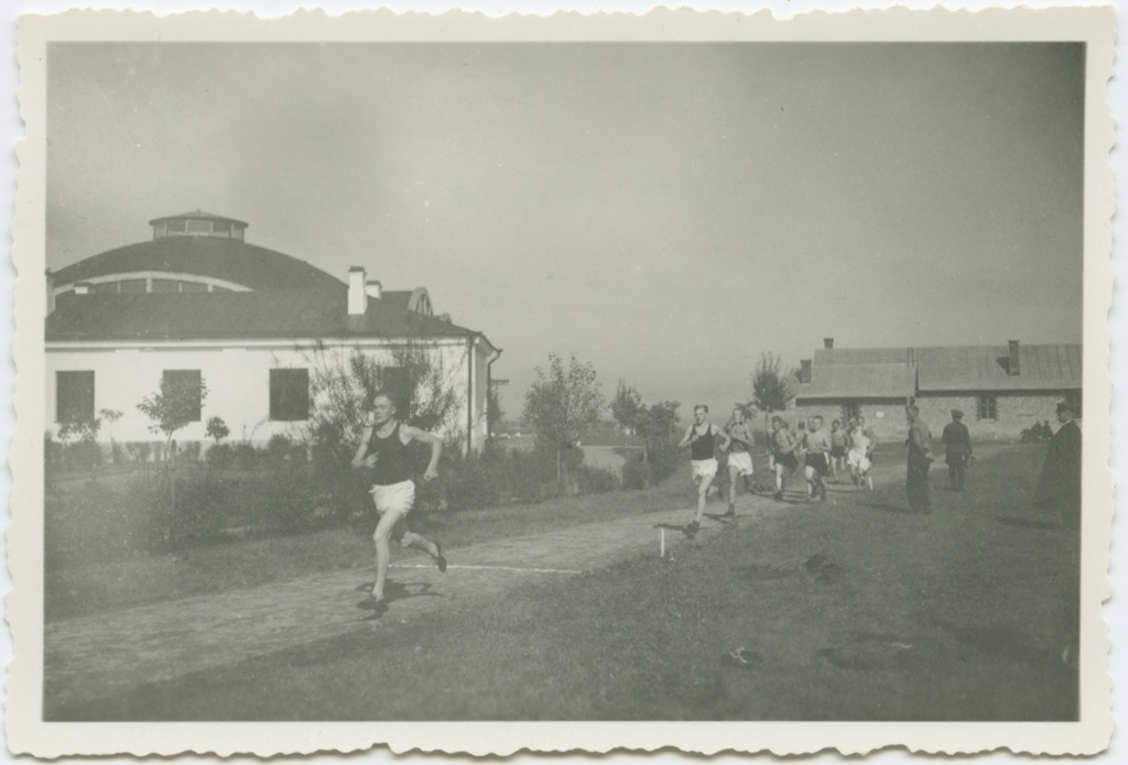 1500 m jooksuvõistlus Lennusadama piirkonnas. 1936