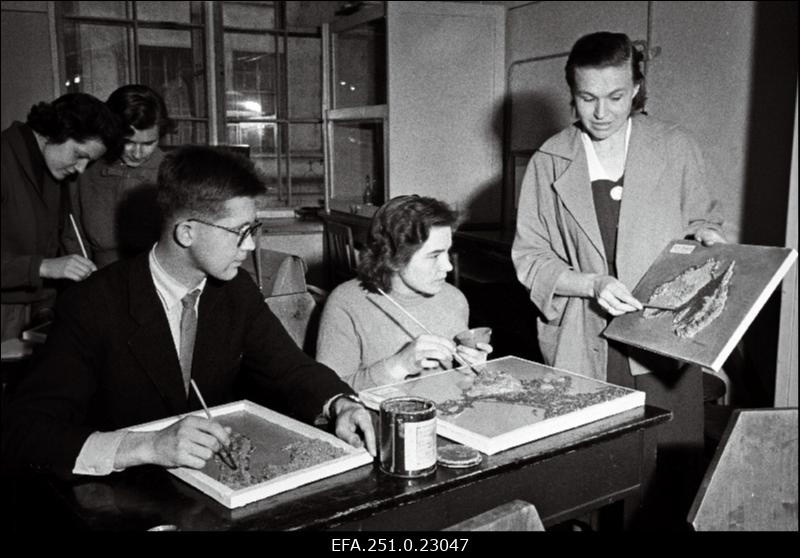 TRÜ geograafiaosakonna üliõpilased Tiit Petersoo ja Helgi Mitt assistent Elmi Ilometsa juhendamisel reljeefkaarte valmistamas.