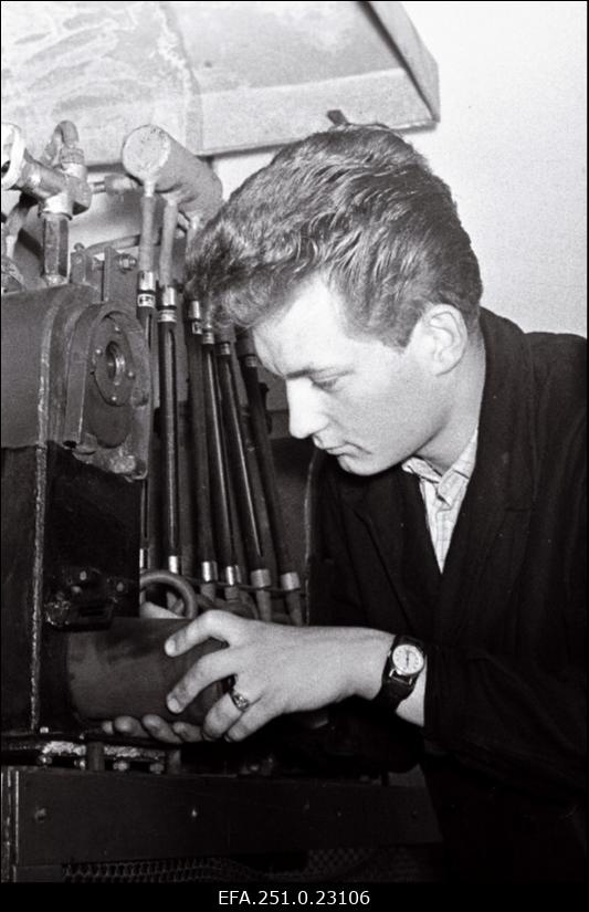 H. Pöögelmanni nimelise Raadiotehnika Tehase tööline Sulev Ingermaa.