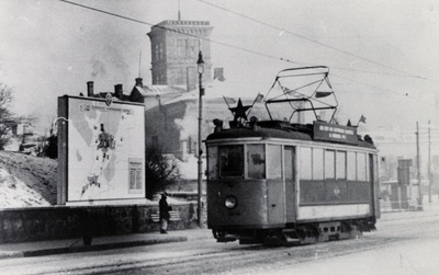 Pärnu mnt algus: esiplaanil tramm ja Musumägi, taustal tuletõrjehoone torn  duplicate photo