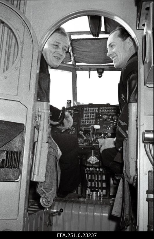 Lennuki AN-2 komandör Arnold Sedõhh (vasakul) ja lendur Ralf Raudkepp.