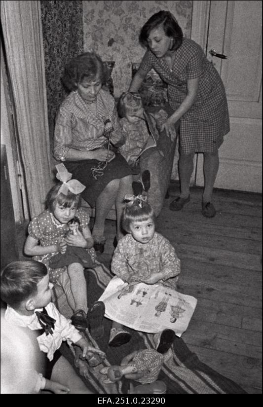 NSV Liidu Ülemnõukogu Presiidiumi poolt III järgu emamedaliga autasustatud Salme Grünberg, kes on üles kasvatanud 7 last, koos perekonnaga.