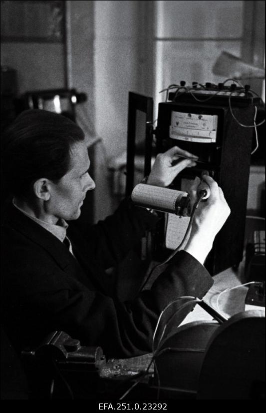 Kombinaadi Ühendus tööline Tallinna Polütehnikumi õhtuse osakonna II kursuse õpilane Hans Sepp töö juures.