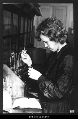 TPI keemia-mäeteaduskonna II kursuse üliõpilane, kommunistlik noor Maie Mäesalu laboratooriumis mineraale analüüsimas.  duplicate photo