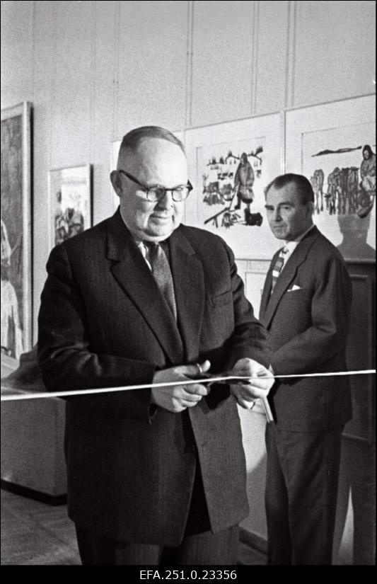 Eesti NSV kultuuriministri asetäitja Paul Uusman avamas NLKP XXII kongressile pühendatud näitust.