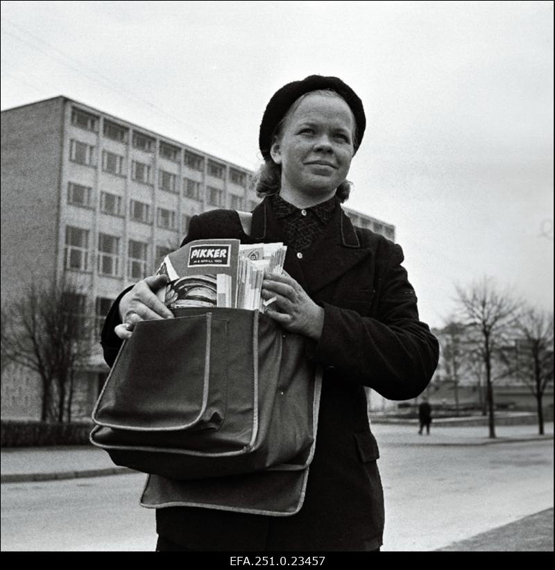 Tallinna linnanõukogu saadik, Tallinna Peapostkontori kirjakandja, kommunistliku töö lööklane Eha Rosenberg.