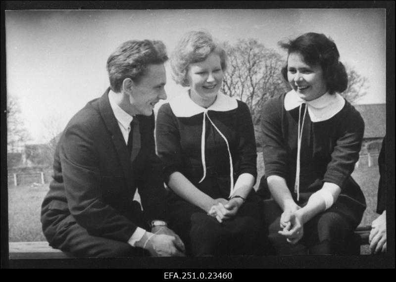 Järvakandi Keskkooli abiturient Urmas Tomingas, Juuru Keskkooli abituriendid Anne Valk ja Ann Toming Rapla rajooni abiturientide kokkutulekul vestlemas.