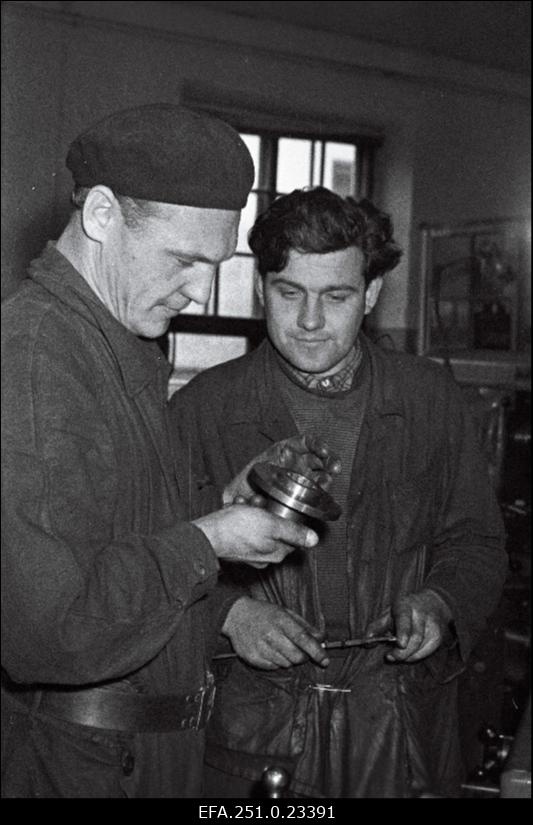 Pärnu Masinatehase treialid, kommunistlikud noored John Kuzmin ja Edgar Mererand.