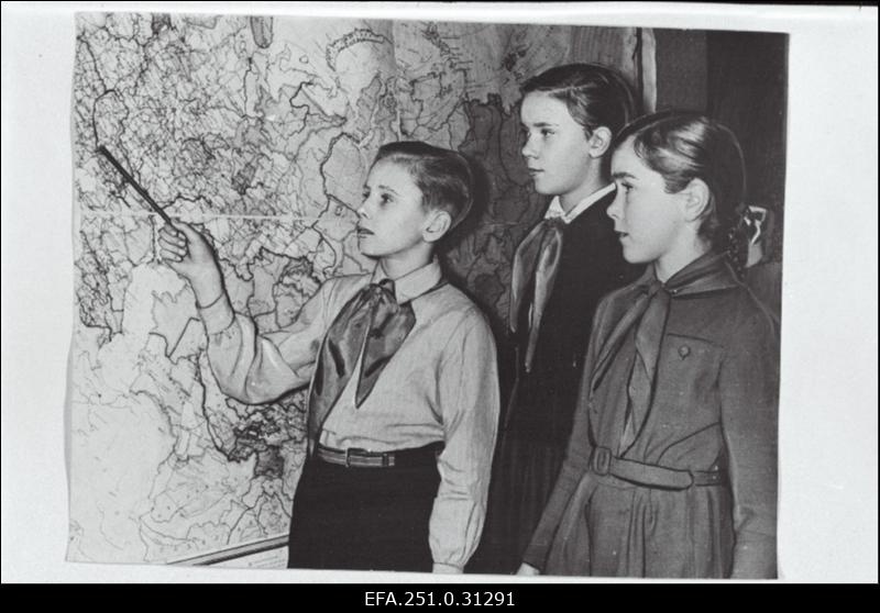 Järvakandi Tehaste keskkooli pioneerid (vasakult)  Madis Eelmaa, Elts  Vaga ja Katrin Karisma tutvuvad kaardil V.I. Lenini nime kandvate paikadega.
