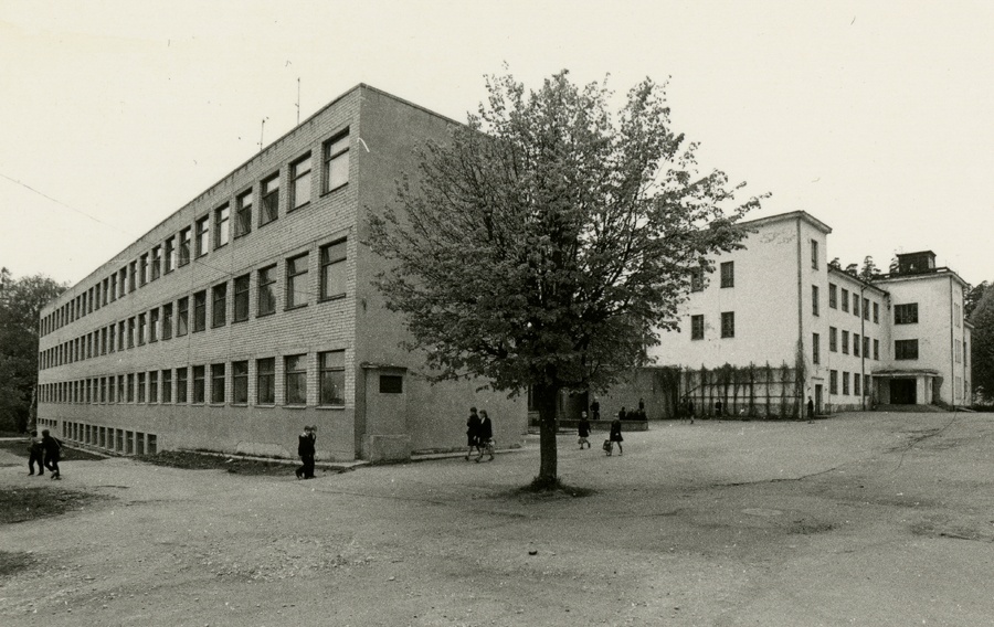 Tõrva gümnaasium (vaade hilisemale juurdeehitusele). Arhitekt Karl Burman, rek. Georg Saar