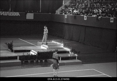 Tennisehallis "Mood ja Muusika".  duplicate photo