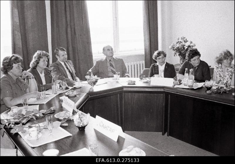 "Klementis" sotskohustuste allakirjutamine (koos minister Kraft, asetäitja Rebane ja Vabariigi ametiühingu komitee esimees J. Veskimäe).