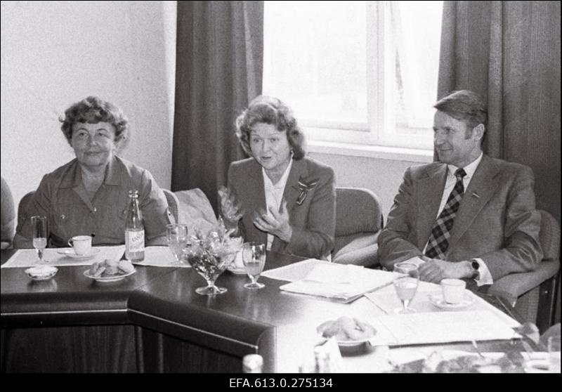 "Klementis" sotskohustuste allakirjutamine (koos minister Kraft, asetäitja Rebane ja Vabariigi ametiühingu komitee esimees J. Veskimäe).