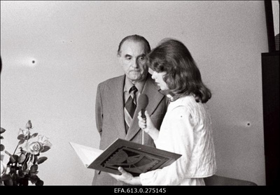 "Klementis" sotskohustuste allakirjutamine (koos minister Kraft, asetäitja Rebane ja Vabariigi ametiühingu komitee esimees J. Veskimäe).  duplicate photo