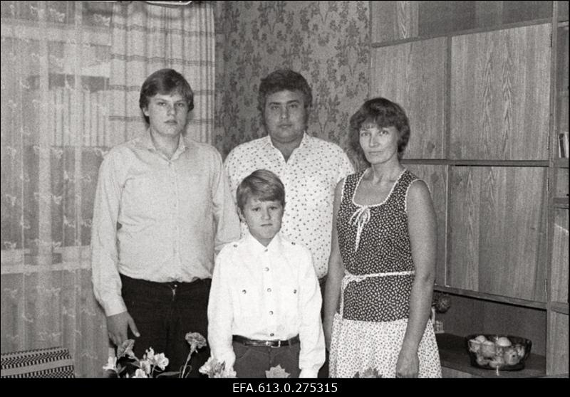 Perekond Sireli ("Linda") kodus.
