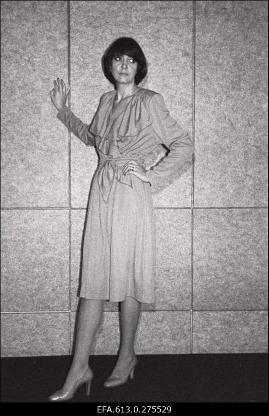 Klementis-peakunstnik, peakonstruktor, rõivamudelid, krookimis- ja tikkimismasinad.