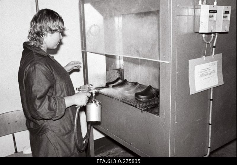 Ekspordibüroo tellimus - "Kommunaari" puittaldadega jalatsid.