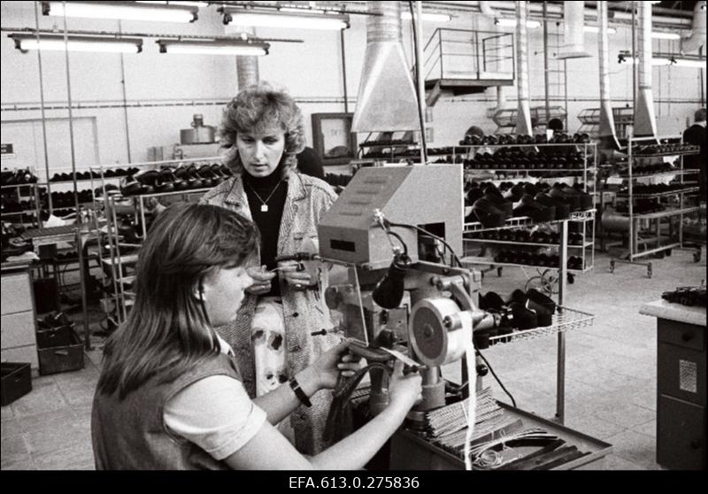 Ekspordibüroo tellimus - "Kommunaari" puittaldadega jalatsid.