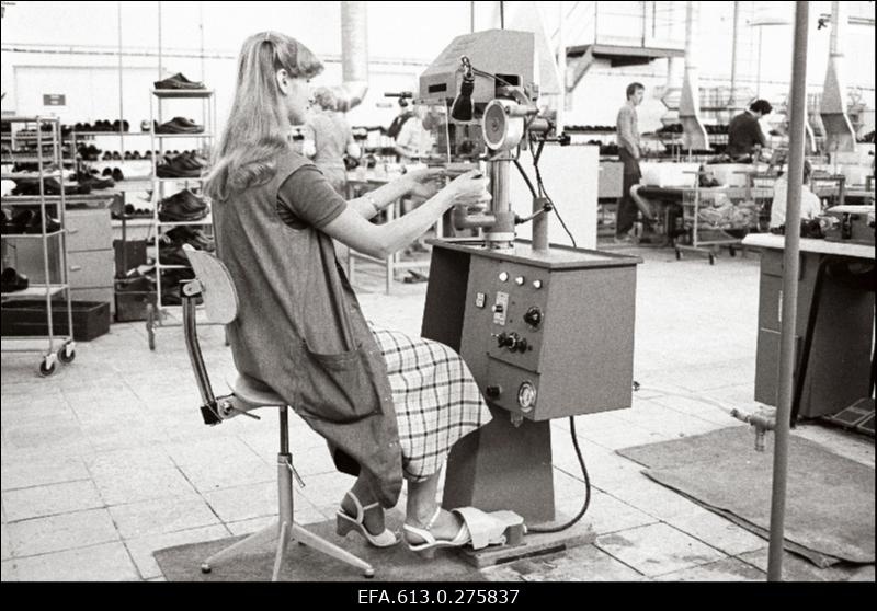 Ekspordibüroo tellimus - "Kommunaari" puittaldadega jalatsid.