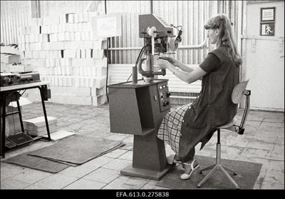 Ekspordibüroo tellimus - "Kommunaari" puittaldadega jalatsid.  similar photo