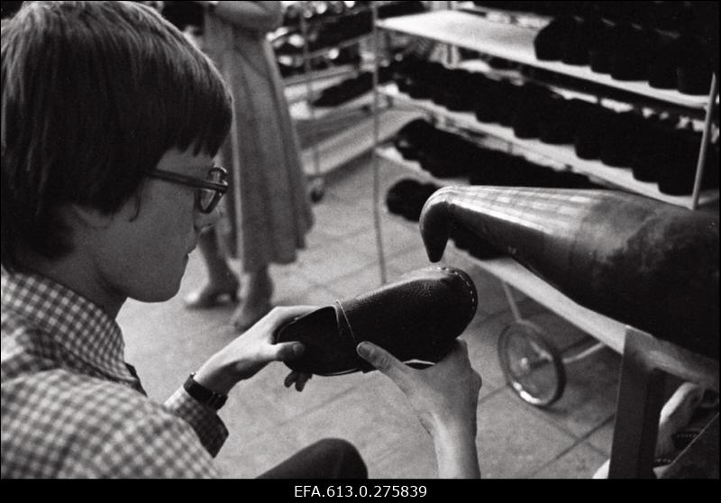 Ekspordibüroo tellimus - "Kommunaari" puittaldadega jalatsid.