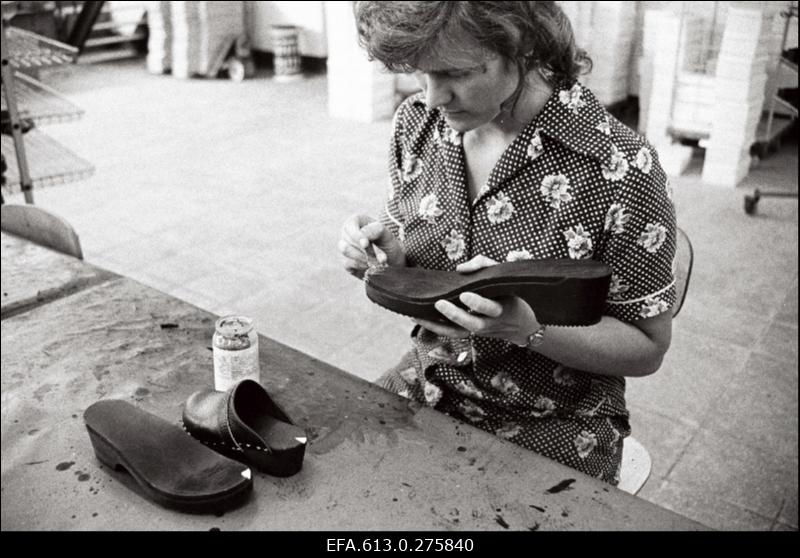 Ekspordibüroo tellimus - "Kommunaari" puittaldadega jalatsid.
