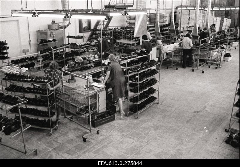 Ekspordibüroo tellimus - "Kommunaari" puittaldadega jalatsid.