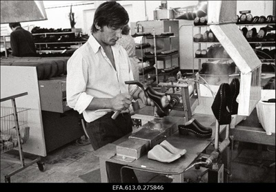 Ekspordibüroo tellimus - "Kommunaari" puittaldadega jalatsid.  similar photo