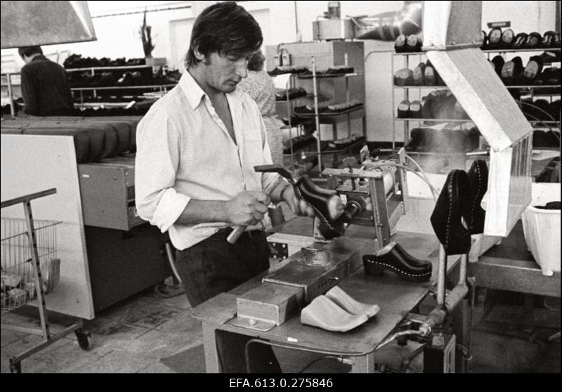 Ekspordibüroo tellimus - "Kommunaari" puittaldadega jalatsid.