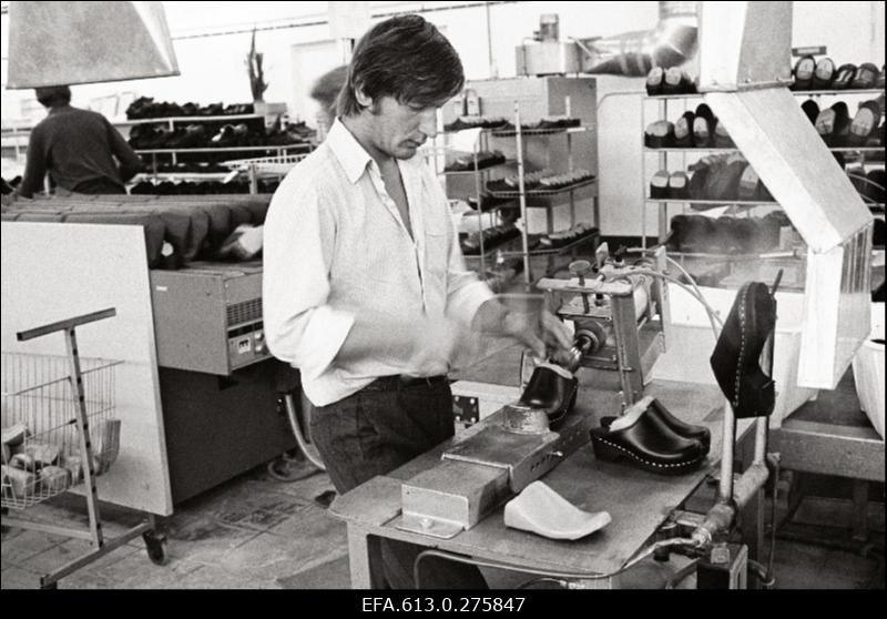 Ekspordibüroo tellimus - "Kommunaari" puittaldadega jalatsid.