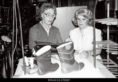 "Kommunaaris".  similar photo