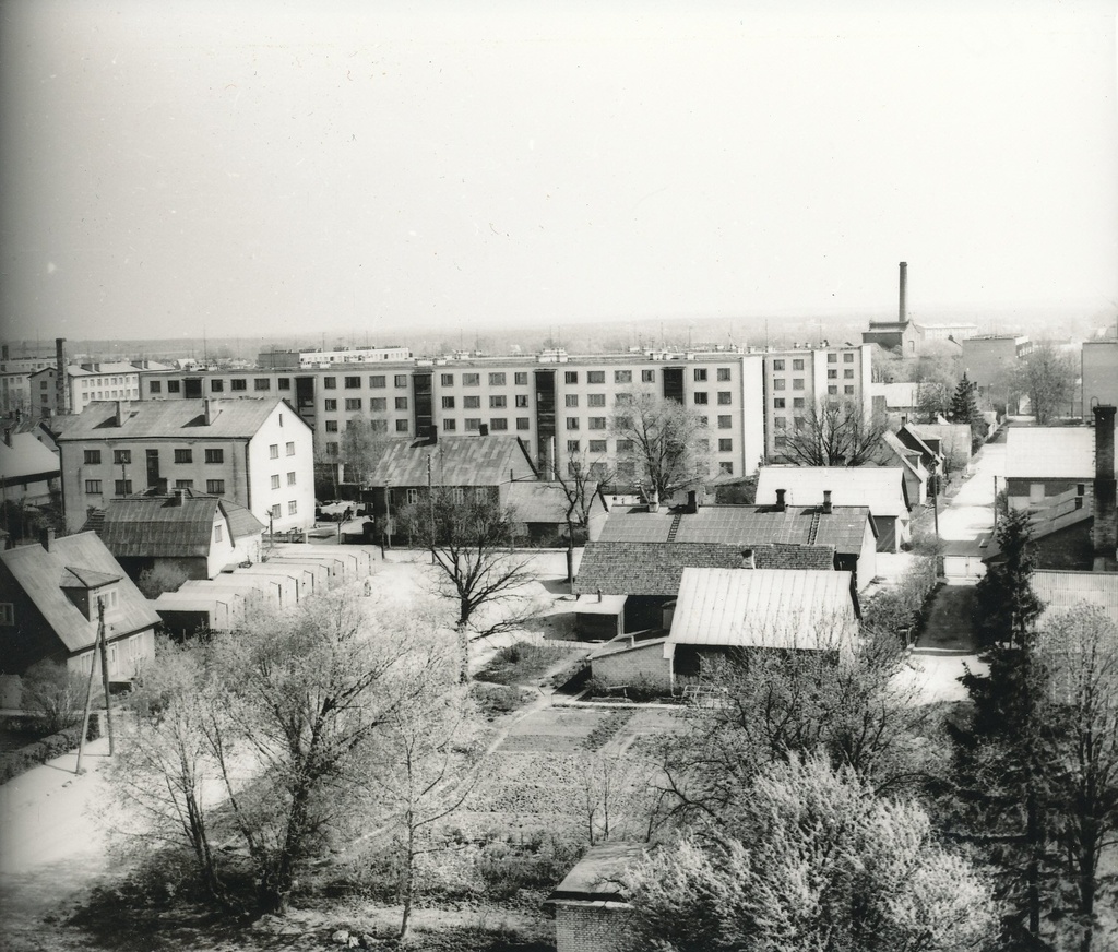 Foto.Võru. Vaade Vee tänavalt Kreutzwaldi t. 54b ja 58b 70-korterilistele elamutele 1977.a.