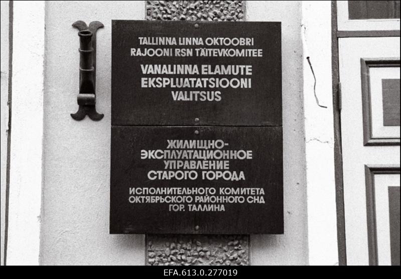 Tallinna Linna Oktoobri rajooni RSN Täitevkomitee Vanalinna Elamute Ekspluatatsiooni Valitsuse silt.