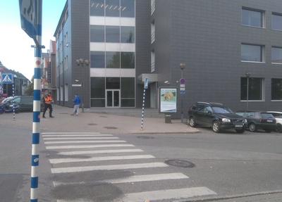Tartu the ruins. Winning (Promenaadi) and New Market t corner: Estonian officer (or Estonian Owners) commemorated by a man regulating traffic.
Teaviit with numerous letters (Umleitung. To Narva. After Reval. Wesenberg - Torma - Taps. Narwa. Chernya). Behind the road sign with Feldwerkstoff.
On the left, Tillemann's clock, behind the tower of the Jaan Church.
Tartu, 29.08.1941. Photo Ilja Pähn. rephoto