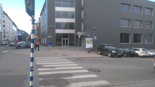Tartu the ruins. Winning (Promenaadi) and New Market t corner: Estonian officer (or Estonian Owners) commemorated by a man regulating traffic.
Teaviit with numerous letters (Umleitung. To Narva. After Reval. Wesenberg - Torma - Taps. Narwa. Chernya). Behind the road sign with Feldwerkstoff.
On the left, Tillemann's clock, behind the tower of the Jaan Church.
Tartu, 29.08.1941. Photo Ilja Pähn. rephoto