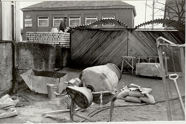 foto, Paide vabaõhukohviku piirde ehitamine 1991.a.