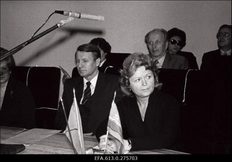 Punalipu üleandmine Riikliku Projekteerimise Instituudi "Eesti Projekt" saalis.