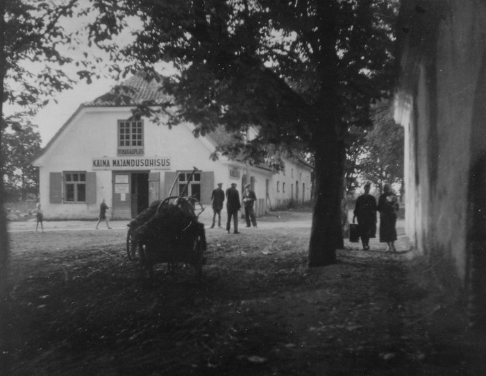 Kauplusehoone (Viinakauplus, Käina Majandusühisus) Suuremõisa teeristis. Esiplaanil hobuvanker koormaga